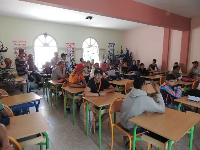 Jongeren in de klas tijdens een activiteit van de vereniging